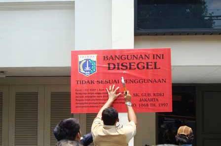 11 Ruko di Cibubur Disegel, Pekerja Acuh dan Tetap Bekerja